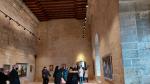 Un grupo de visitantes recorre una de las salas restauradas en el Castillo de Valderrobres.