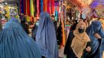 Mujeres vestidas con burka y hiyab (o pañuelo) islámico en un mercado de Kabul.