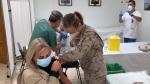 Una enfermera del Hospital Militar de Zaragoza vacuna a una ciudadana.