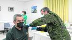 Un miembro de la Guardia Civil recibe la dosis de refuerzo en el Hospital Militar en Zaragoza.