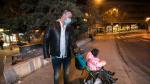 El protagonista de esta historia, este lunes, con su hija, en el barrio de Torrero de Zaragoza.