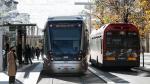 El tranvía o el autobús son una buena alternativa al coche particular.