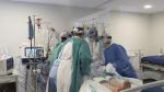 Personal sanitario de la uci de Teruel atiende a un paciente intubado durante la anterior ola pandémica de covid.