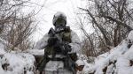 Un soldado ucraniano armado en medio de la nieve UKRAINE RUSSIA CRISIS