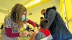 Una enfermera administra la primera dosis a un niño en Alcañiz el pasado 15 de diciembre.