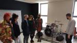 El equipo de La Colmena Creativa junto al concejal de Cultura, Ramón Lasaosa, en una de las salas de ensayo del ArtLab de Huesca.