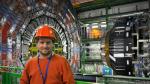 Fernando Arteche, en el gran colisionador de hadrones del CERN, con el experimento CMS al fondo durante una de las paradas.