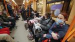 Ucranianos viajan en metro en Kiev este 24 de febrero.