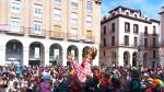 La plaza López Allué de Huesca se ha llenado para disfrutar del Carnaval infantil.