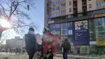 Una captura de un vídeo muestra a personal rescatando a un herido de un edificio bombardeado en Kiev.