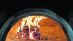 Varios troncos arden en el horno de leña de La Parthénope, que alcanza temperaturas superiores a los 400 grados centígrados.