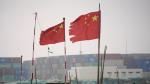 Banderas chinas en un puerto de Shanghai.