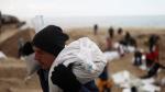 Habitantes de Odessa transportar sacos de arena para proteger su ciudad.
