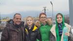 De dcha. a izq: Natalia, Vlada, Alejandra y Pedro Alcubierre, un zaragozano que ha ayudado a esta familia a salir de la guerra, este miércoles en Rumanía.