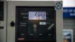 Precio de la gasolina en una gasolinera del Polígono Barral en San Fernando de Henares, este lunes en Madrid.