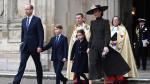 London (United Kingdom), 29/03/2022.- Britain's Princess Charlotte (C-R) and Prince George (C-L) walk at the hands of their parents, the Duke and Duchess of Cambridge, Prince William (L) and Catherine (R), as they depart following the Service of Thanksgiving for the life of Prince Philip, the late Duke of Edinburgh at Westminster Abbey, London, Britain 29 March 2022. The Duke of Edinburgh, who died in April 2021, had a long association with Westminster Abbey, including his own marriage to the then Princess Elizabeth there in 1947. (Duque Duquesa Cambridge, Reino Unido, Edimburgo, Londres) EFE/EPA/ANDY RAIN BRITAIN ROYALTY