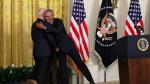 Obama abraza a Biden en la Casa Blanca