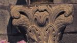 Un capitel románico en el que está representado el 'pitón jaqués', que representa una espiga de acanto.