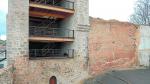 El tramo de la primitiva muralla, a la derecha, está adosado al torreón de la Bombardera.