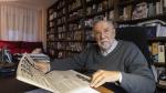 El historiador Eloy Fernández Clemente, este miércoles en su domicilio zaragozano, con el primer número de 'Andalán'.