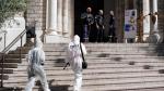 Agentes de la policía científica entran a la iglesia de Niza donde ocurrieron los hechos.