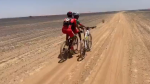 Ilias Karkas y Youssef Ismaili rodaron juntos en una misma bicicleta y empujando la otra más de 20 km.