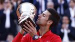 Novak Djokovic con la copa de ganador en Roma