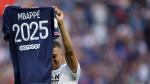 Mbappé, mostrando la camiseta que simboliza su compromiso por tres años más con el Paris Saint Germain.