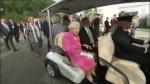 La Reina Isabel II se desplaza confortáblemente en un bugui por la feria de horticultura en la capital londinese