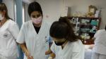 Alumnas de la Escuela de Enfermería de Huesca haciendo prácticas.