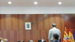 El acusado, de pie con camisa blanca, durante el juicio celebrado este lunes en la Audiencia de Zaragoza.