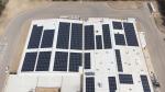 Instalación de placas solares en el techo de una fábrica del Grupo Vall Companys en Sástago.