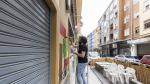Mauro Albero, el pasado jueves, pintando la fachada del Bravo Café.
