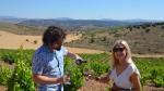 Fernando Mora y Yolanda Díaz, probando el vino Os Cantals en la parcela de donde sale la uva.