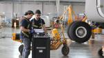 Operarios de Tarmac Aragón trabajan en el hangar de la empresa en el aeropuerto de Teruel.