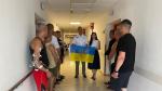Los ucranianos heridos en el Hospital Militar muestran una bandera de su país cuando ha ido a visitarles la ministtra de Defensa y le agradecieron el apoyo de España.