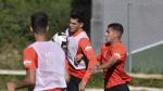 Cristian Salvador se lleva el balón con el pecho durante la concentración de la SD Huesca en Benasque.