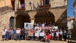 Los vecinos de Castel de Cabra protestan en la Plaza Mayor de la localidad