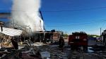 Los bomberos trabajan en un mercado destruido por un misil en Donestk