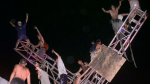 Varios de los asistentes, subidos en una de las estructuras del festival que el público destrozó