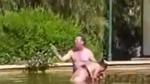 Un hombre intenta ahogar a una mujer semidesnuda en una fuente de Valencia.