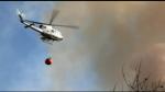 Trescientas personas combaten las llamas para frenar su avance hacía los cascos urbanos. Rachas de viento cambiante complican el trabajo de los helicópteros e hidroaviones.