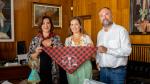 La alcaldesa de Benejúzar y el concejal de Turismo han entregado a la vicealcaldesa de Zaragoza el cachirulo que utilizan en sus fiestas.