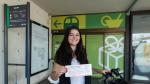 La estudiante Lucía Villa, ayer, con su abono para viajar a Alicante con un 50% de descuento. Francisco Jiménez