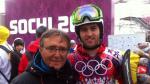 Eduardo Roldán, junto a un esquiador, en Sochi
