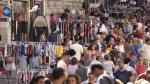 Los asistentes a la Feria de Oportunidades celebrada en la calle San Juan de Teruel.