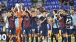 Los jugadores del Huesca aplauden a la grada tras su triunfo del domingo ante el Málaga