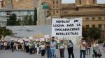 Unas 200 personas se han manifestado este jueves a favor de la Fundación Adislaf en la plaza del Pilar.