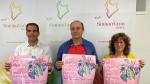 El presidente de la Comarca, Daniel Gracia, con el alcalde Mariano Lisa y la técnico Concha Ruiz con el cartel.