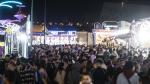 Una multitud recorre las diferentes ‘calles’ con las atracciones de la feria de Valdespartera.